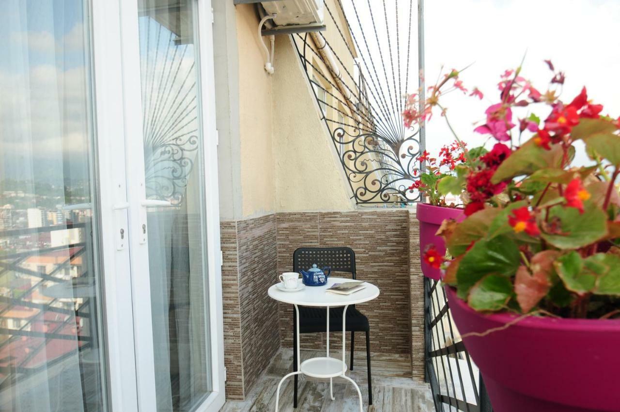 Apartments With A View Of The Trinity Holy Batumi Eksteriør bilde